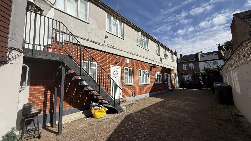 Lot: 155 - SUBSTANTIAL GATED FREEHOLD RESIDENTIAL INVESTMENT COMPRISING 14 FLATS - External image inside courtyard towards gates